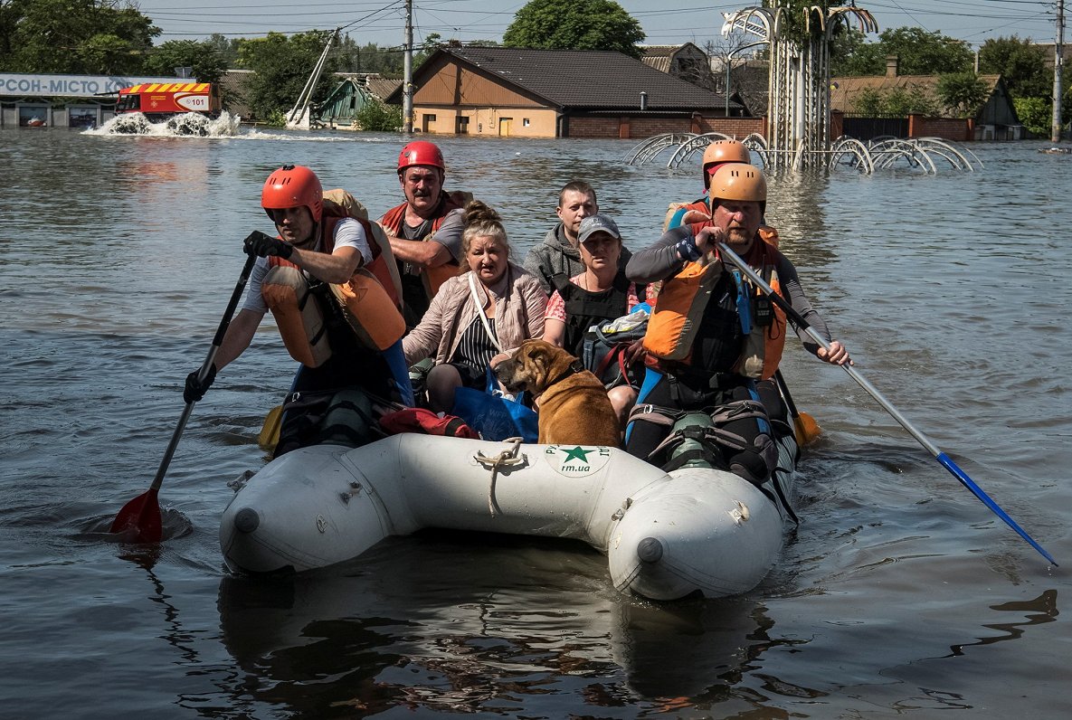 Спасатели эвакуируют жителей затопленных территорий на Херсонщине