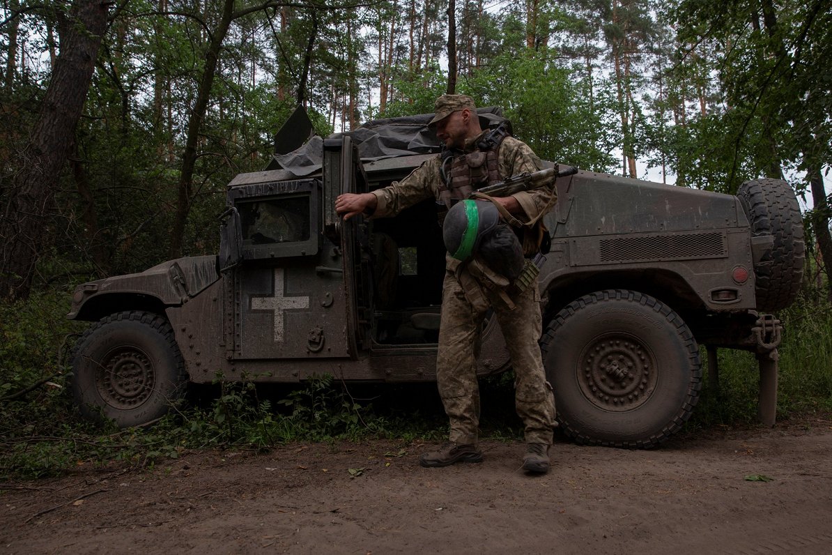 Боец ВСУ и американский Humvee. Украина, Донецкая область. 11.06.2023