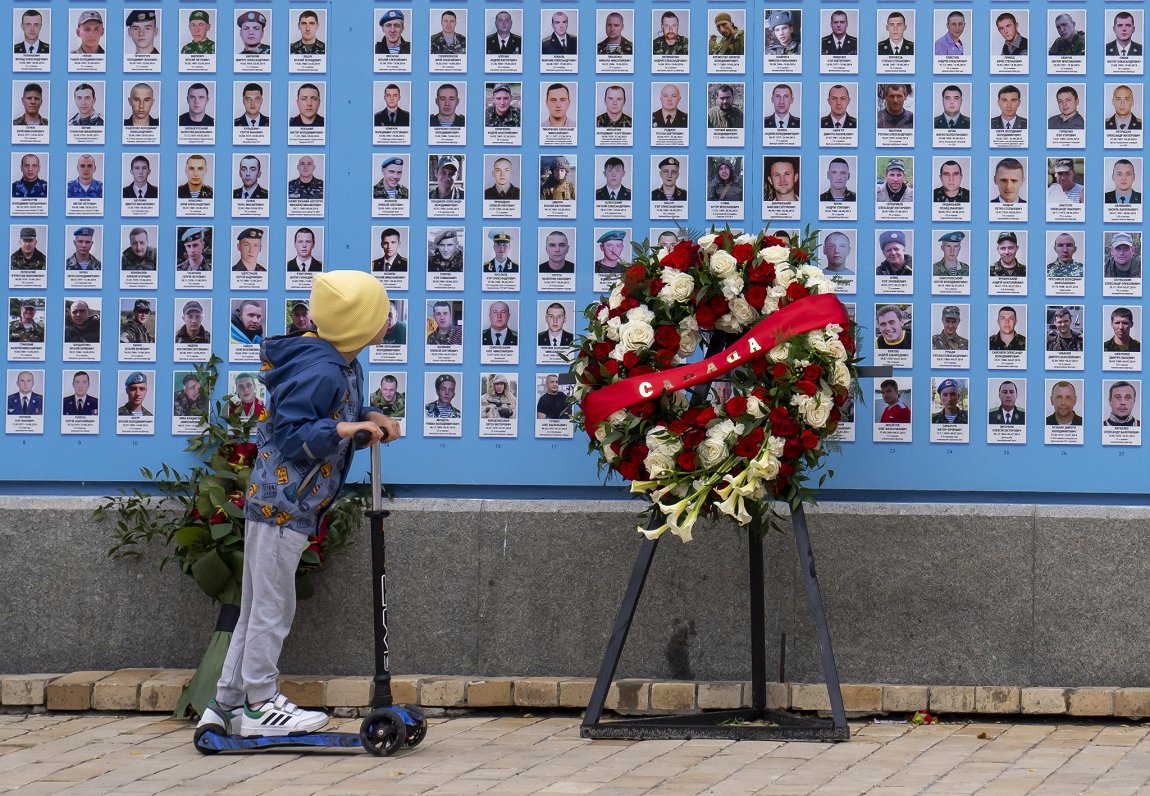 У стены памяти погибших на войне. Украина, Киев. 11.06.2023