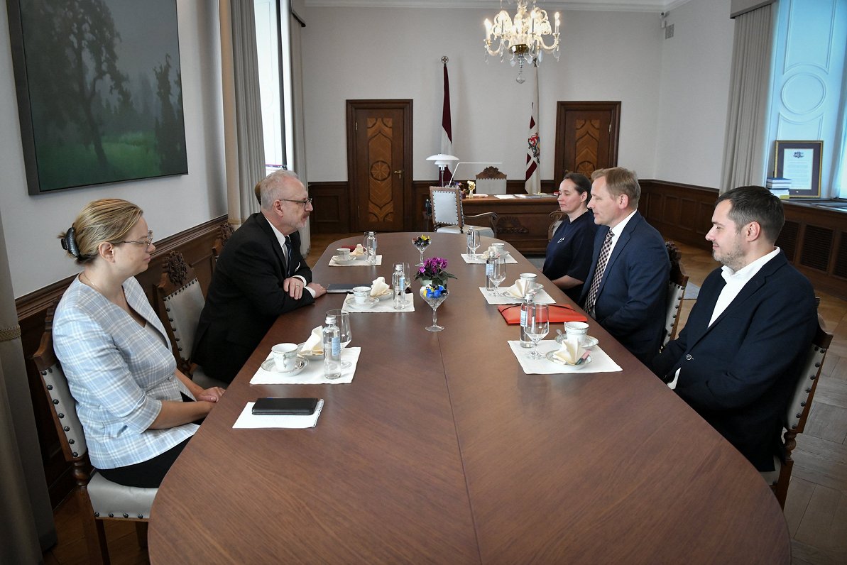Президент Эгил Левитс (слева) на встрече с SEPLP