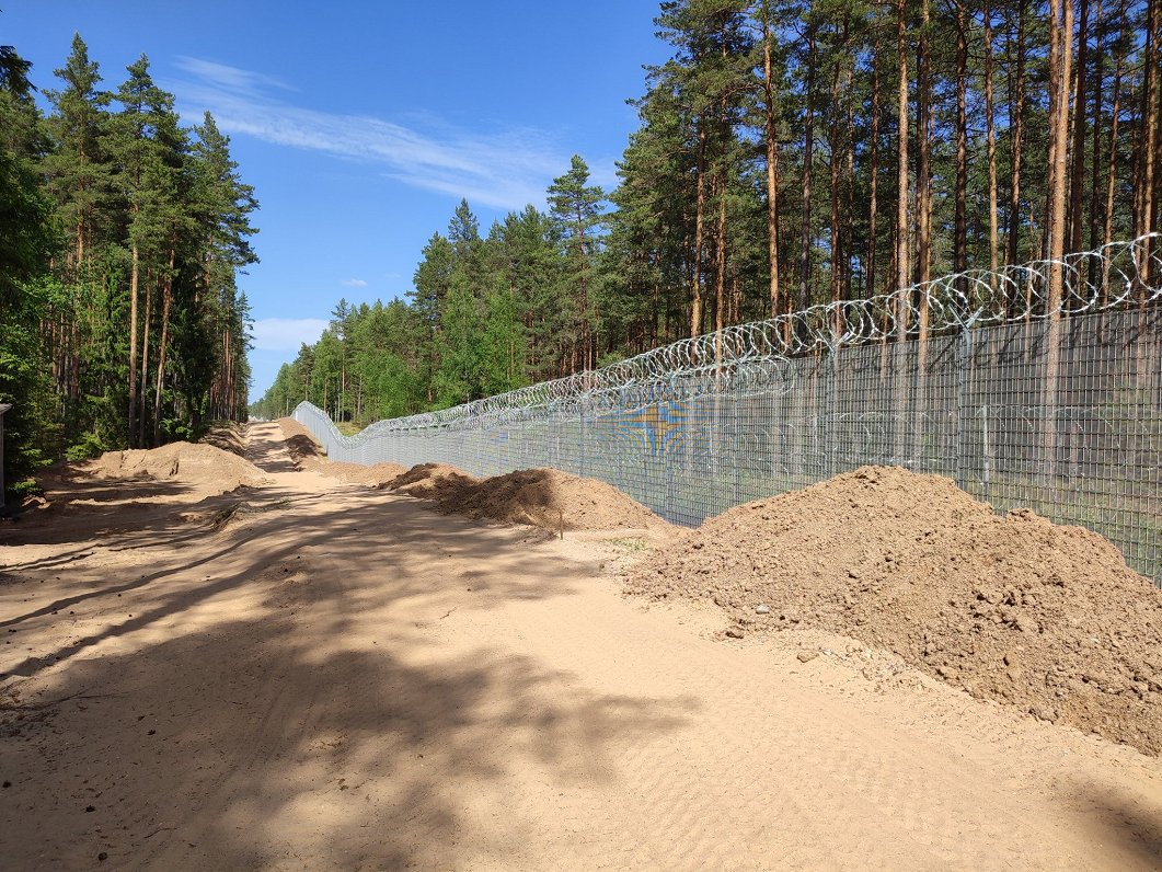Строительство забора на границе Латвии и Беларуси. Иллюстрация