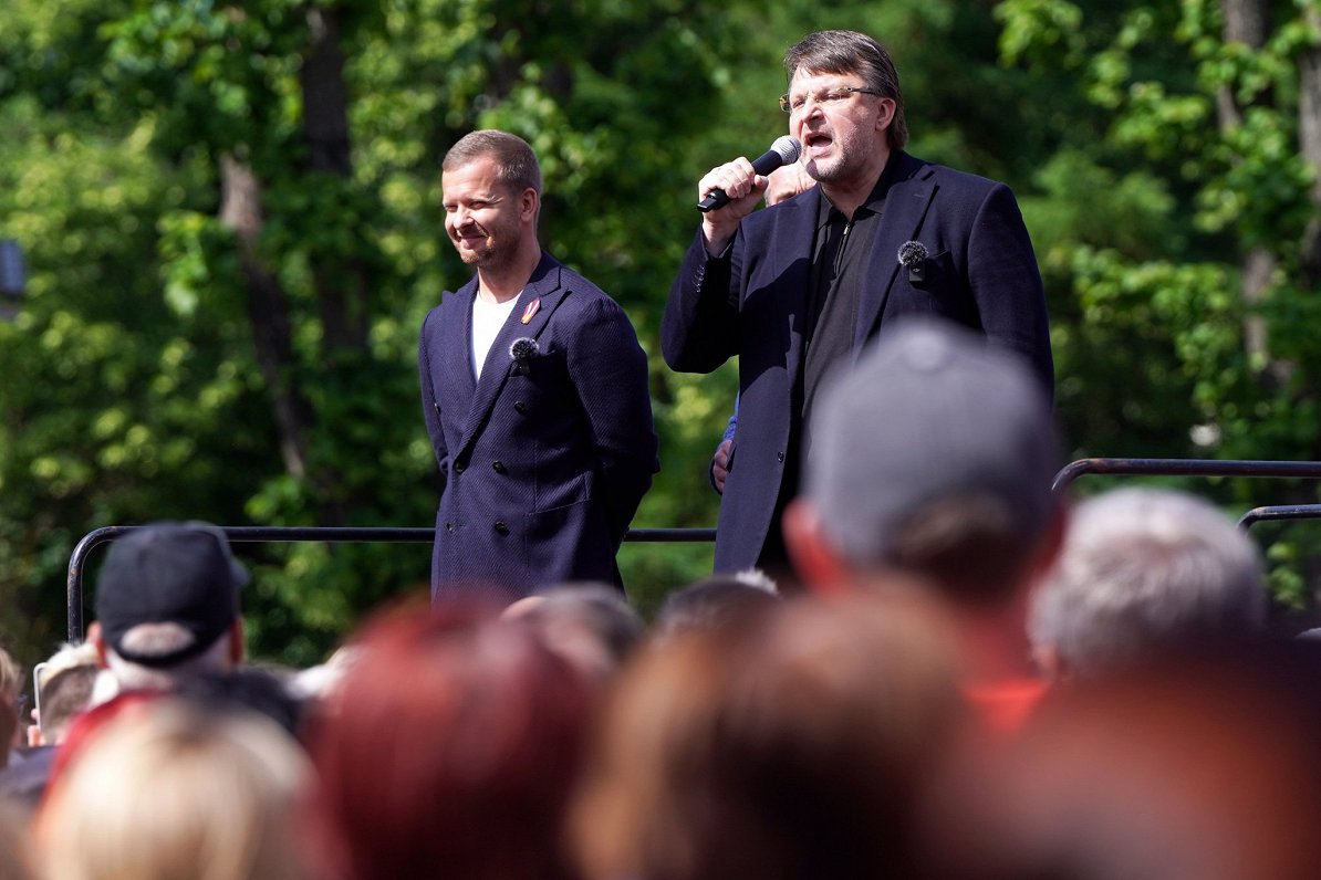 Лидер партии «Латвия на первом месте» айнар Шлесерс (справа) и лидер партии «Стабильности!» Алексей...