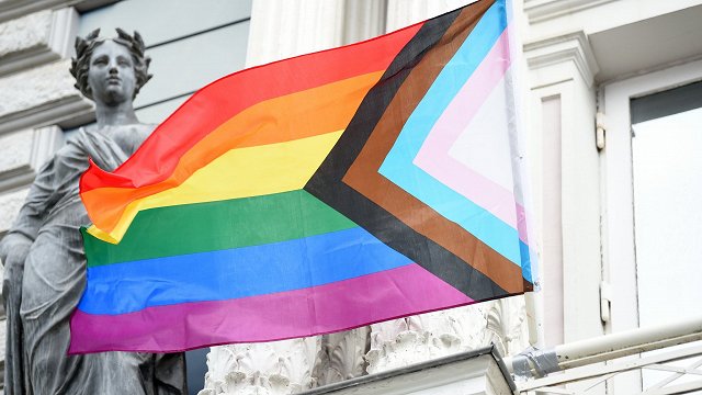Флаг ЛГБТ на Рижской думе провисит до вечера — мэр Риги