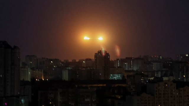 Naktī virs Kijivas notriektas vairāk nekā 20 ienaidnieka raķetes