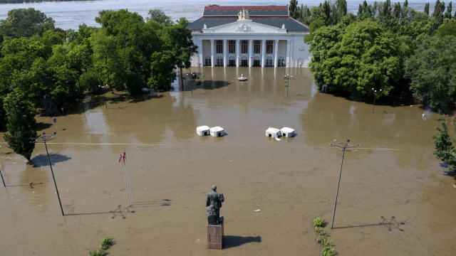 Нападение РФ на Украину: из зоны затопления Каховской ГЭС спасли почти полторы тысячи гражданских