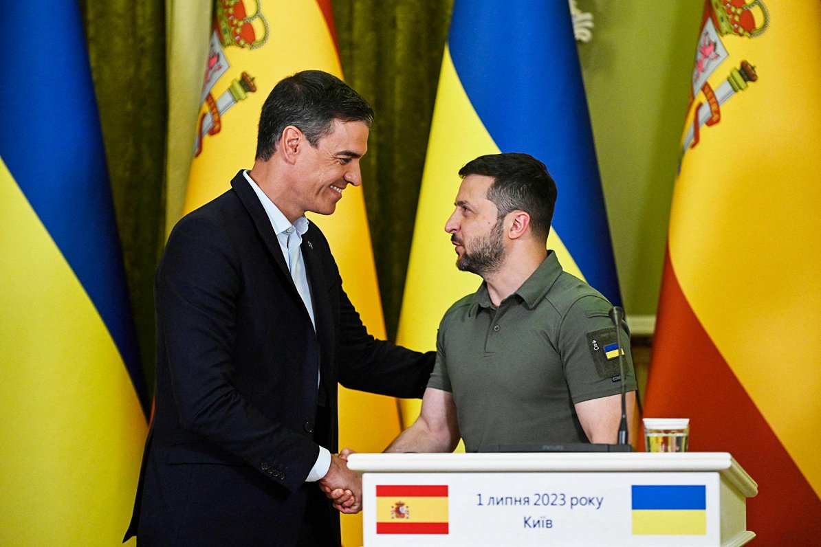 Spānijas premjers Pedro Sančess vizītē Kijivā tiekas ar Ukrainas prezidentu Volodimiru Zelenski