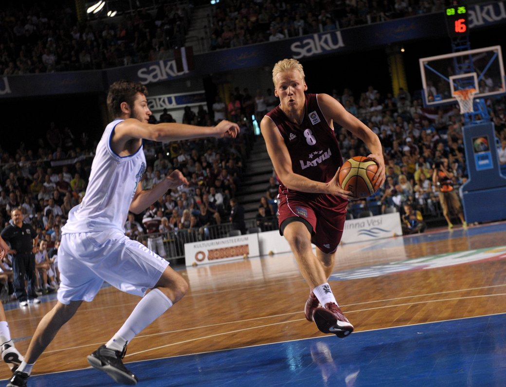Jānis Bērziņš (pa labi) Eiropas U-20 basketbola čempionāta finālspēlē pret Itāliju
