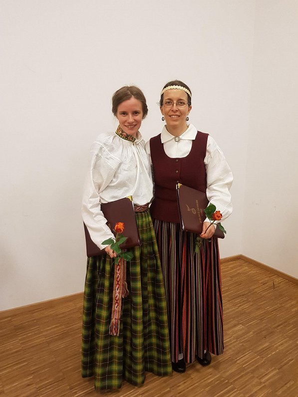 Kristiāne (no kreisās) un Luīze latviešu tautastērpos Berlīnē.