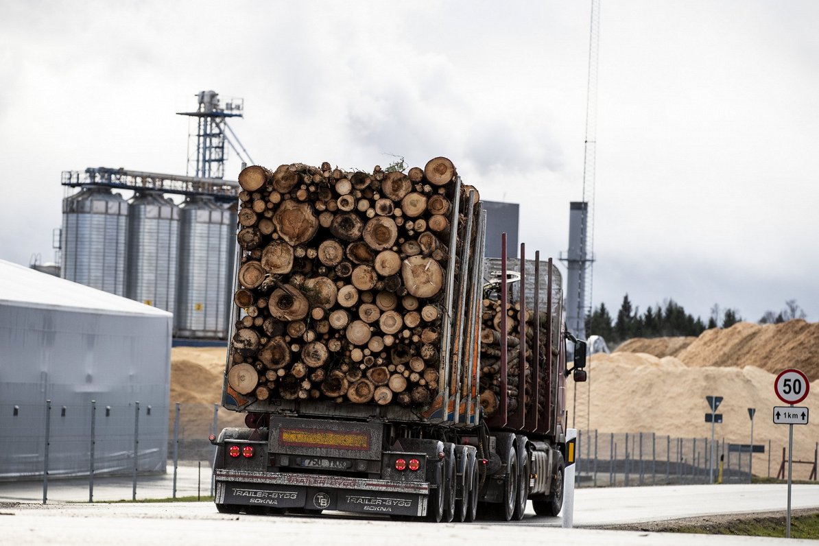 Kokmateriālu krava Igaunijā. Ilustratīvs attēls