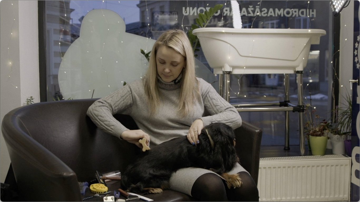 Dzīvnieku friziere Žanna Romaņenko novērojusi, ka klienti uz salonu sakopt savus mīluļus nāk diezgan...