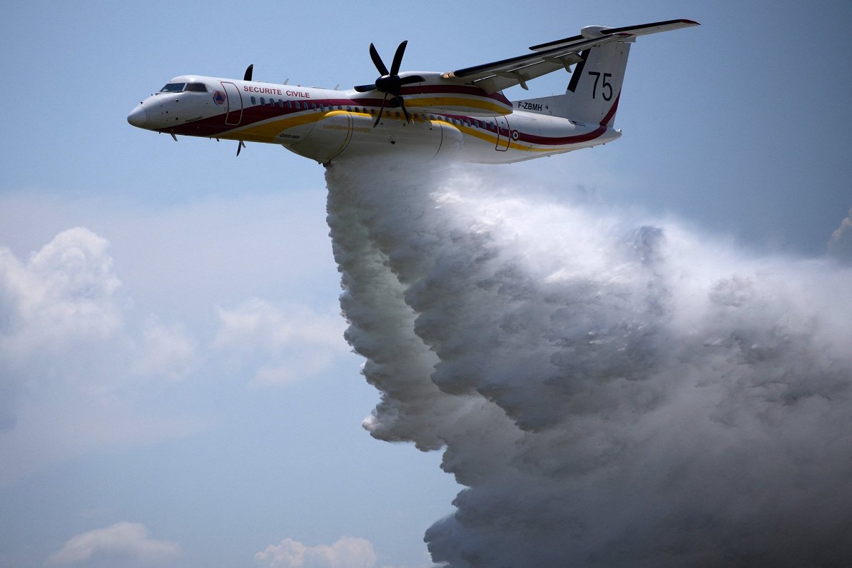 Francijā lidmašīna piedalās mācībās, gatavojoties mežu ugunsgrēku dzēšanai