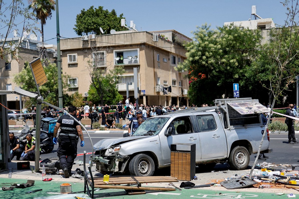 Izraēlas pilsētā Telavivā palestīniešu kaujinieks ar automašīnu ietriecies gājējos