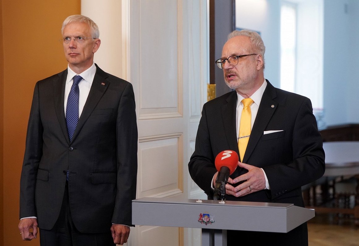 Премьер Кришьянис Кариньш и президент Эгил Левитс на пресс-конференции