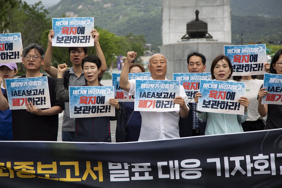 Dienvidkorejas iedzīvotāji protestē pret Japānas plānu Klusajā okeānā novadīt Fukušimas AES attīrīto...