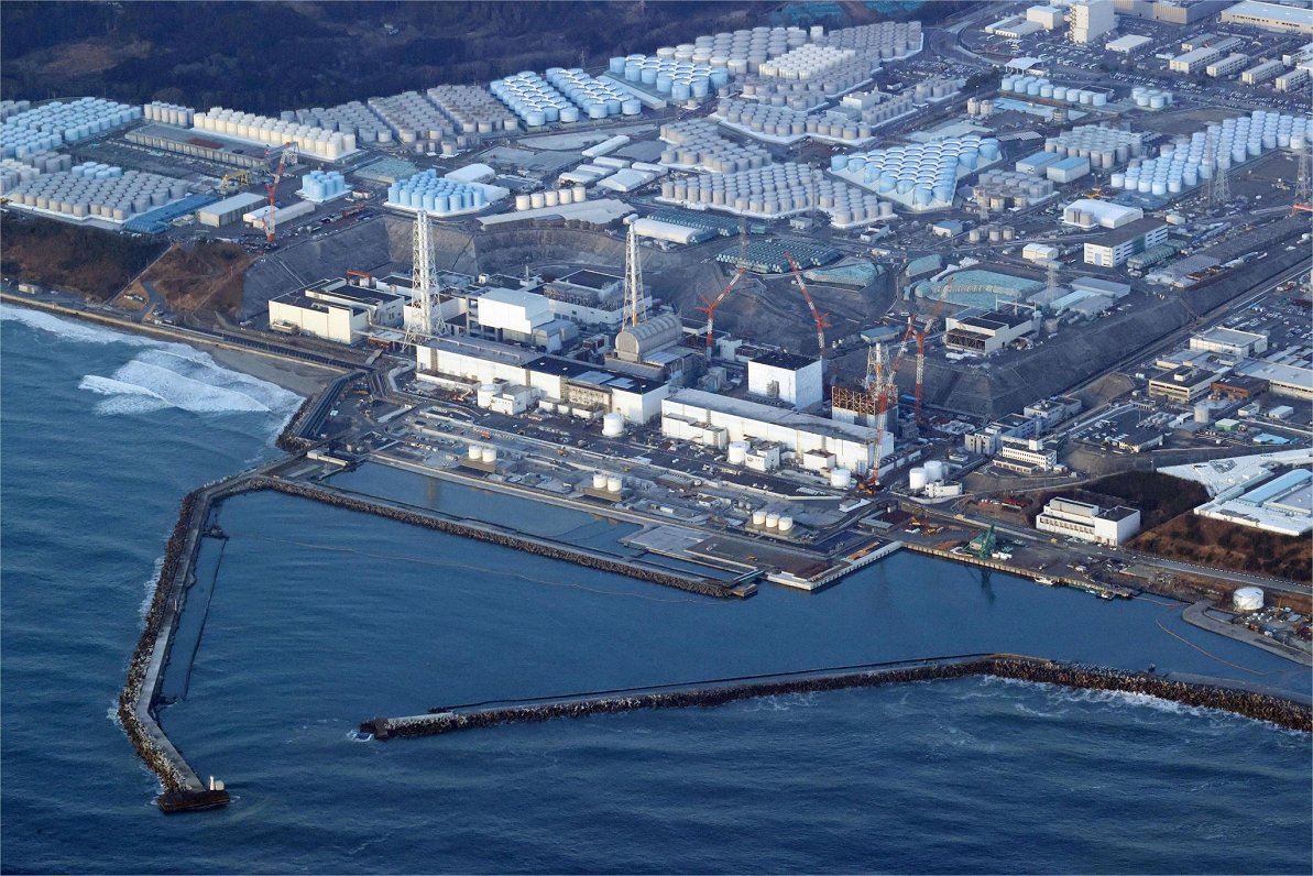 Fukušimas AES un ūdens cisternas