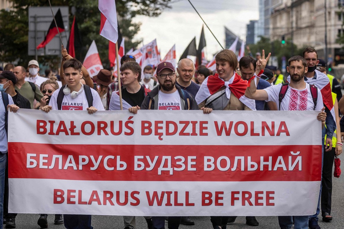 Baltkrievijas demokrātijas atbalstītāju gājiens Polijā. Lozungs vēsta &quot;Baltkrievija būs brīva&q...