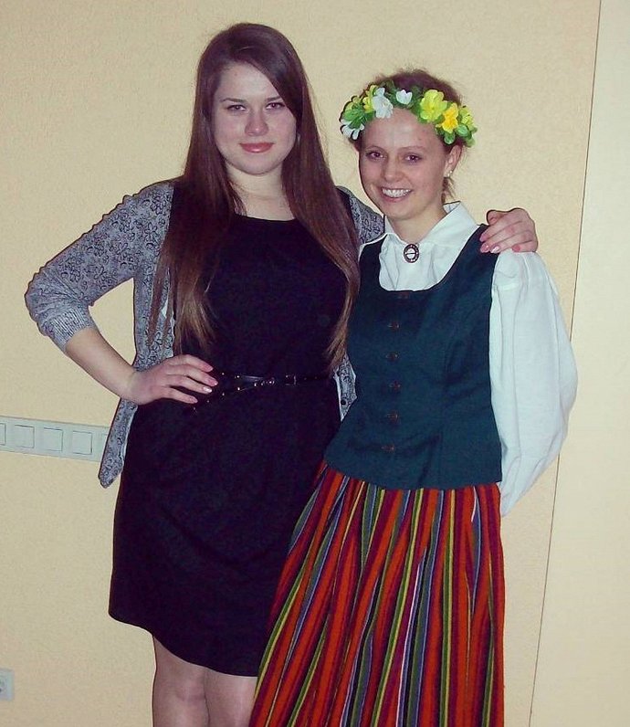 Anna (tautastērpā) brīvprātīg darba laikā Latvijā kopā ar draudzeni Jūliju, ar ko kopā dejoja Stelpe...