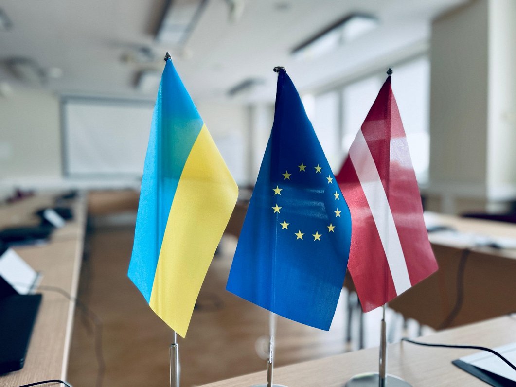 Флаги Украины, Евросоюза и Латвии. Иллюстративное фото