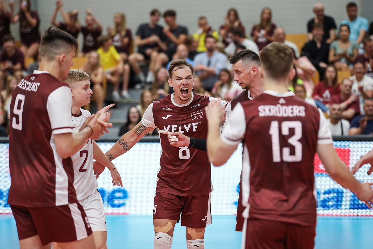 Etter en tøff start beseirer de latviske volleyballspillerne ungarerne i den siste kampen i Silver League.  Hovedhendelser / Artikkel