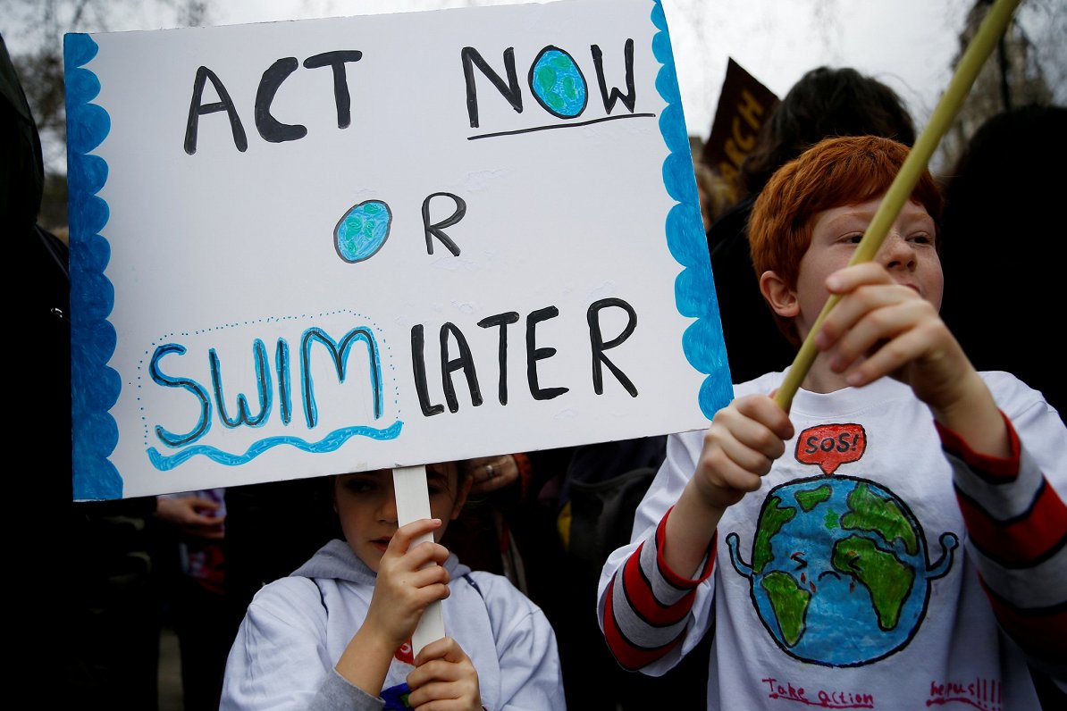 Vides aktīvistu protesta akcija ar saukli &quot;Rīkojies tagad vai peldi vēlāk&quot;