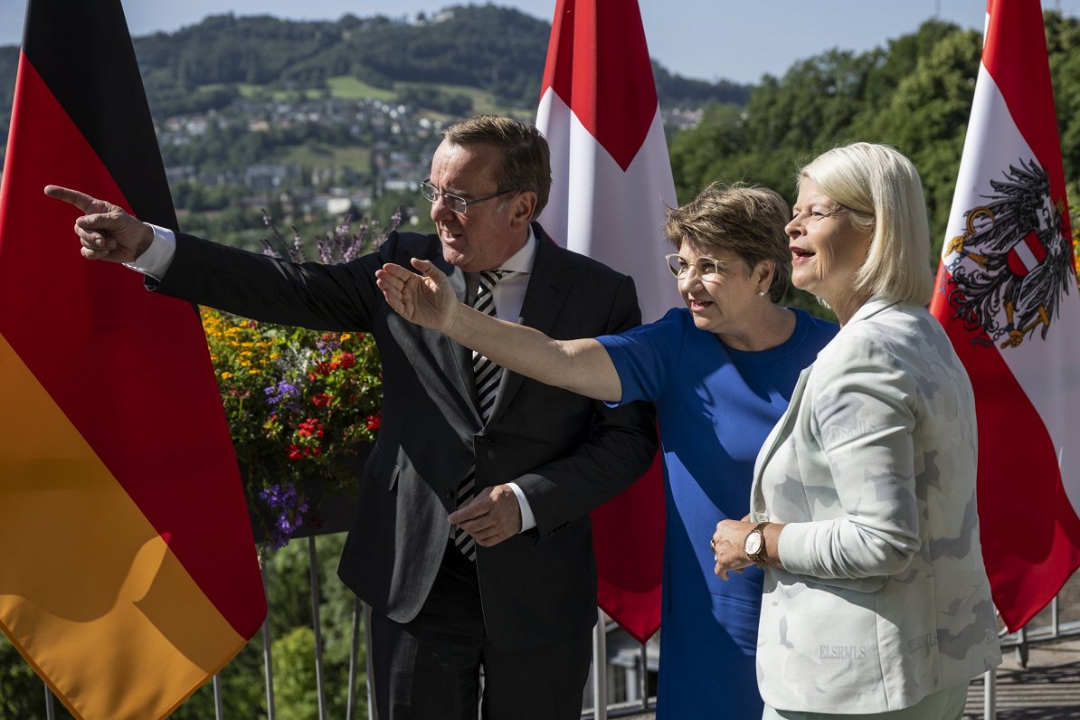 Vācijas, Šveices un Austrijas aizsardzības ministri tikšanās laikā Bernē