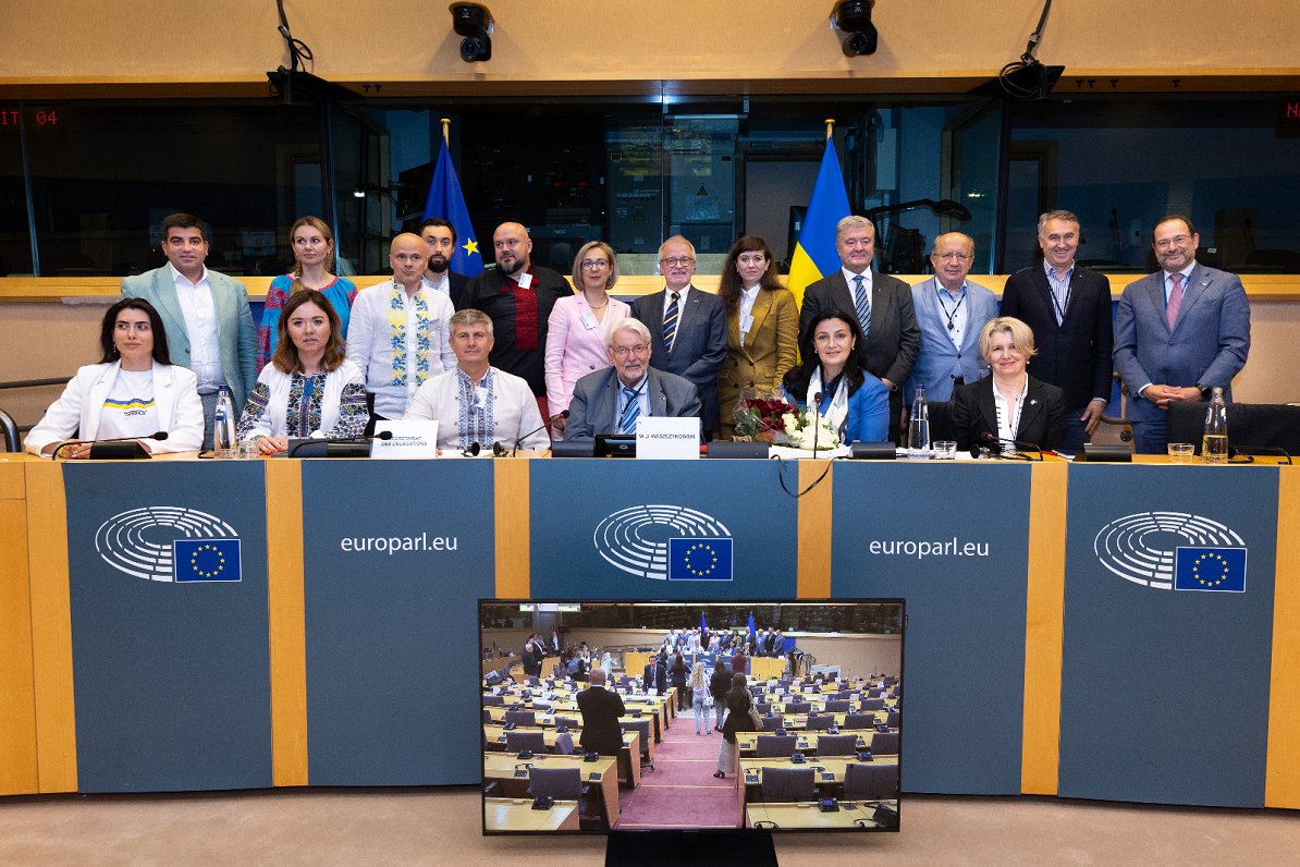 Ukrainas eksprezidents Petro Porošenko kopā ar citiem Ukrainas parlamenta deputātiem apmeklē ES un U...