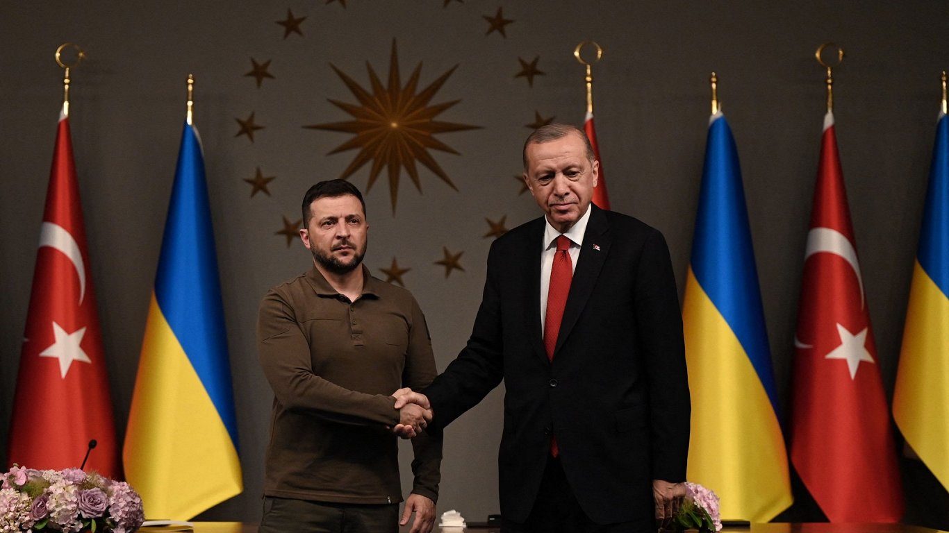 No kreisās: Volodimirs Zelenskis un Redžeps Tajips Erdogans