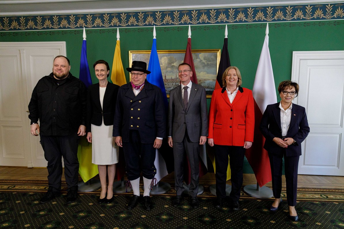 Спикеры парламентов Украины, Латвии, Литвы, Эстонии, Польши и Германии с президентом Латвии Эдгаром...