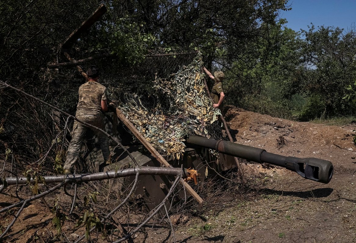 Бойцы ВСУ устанавливают защиту от барражирущих снарядов. Украина, возле Бахмута, Донецкая область....