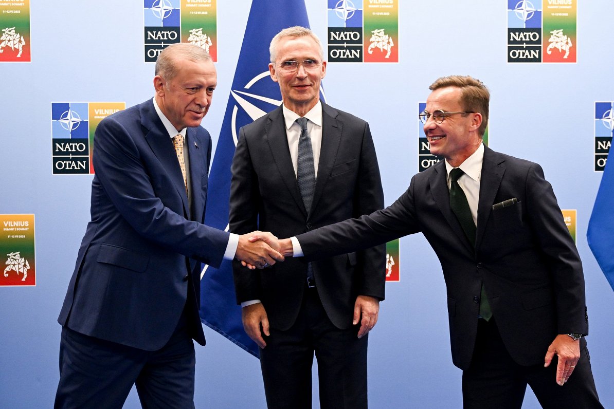 No kreisās Turcijas prezidents Redžeps Tajips Edogans, NATO ģenerālsekretārs Jenss Stoltenbergs un Z...