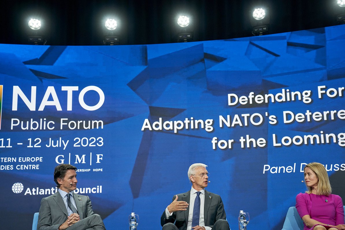 Latvijas premjers Krišjānis Kariņš NATO forumā Viļņā piedalās diskusijā ar Kanādas premjeru Džastinu...
