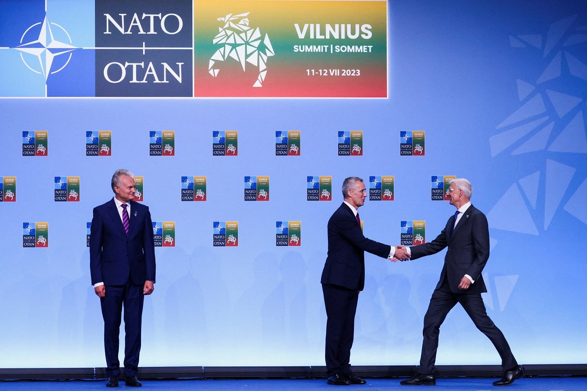 Latvijas premjers Krišjānis Kariņš sasveicinās ar NATO ģenerālsekretāru Jensu Stoltenbergu un Viļņas...