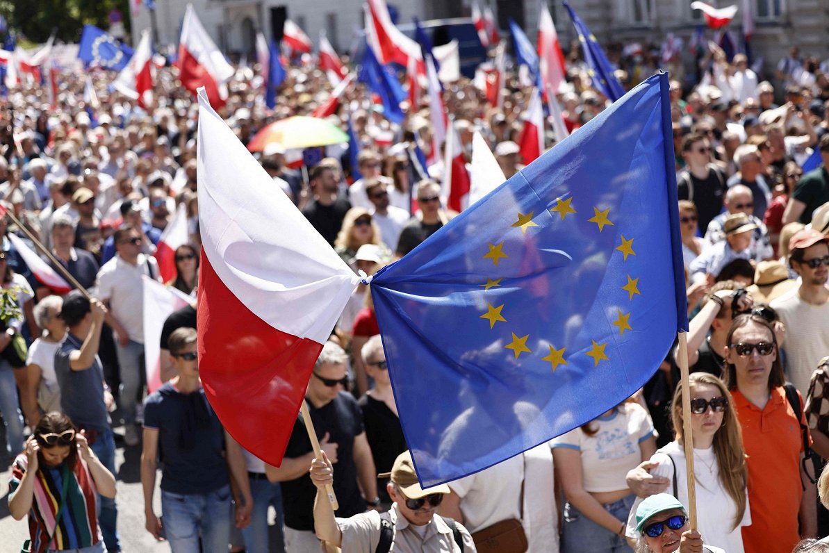 Polijas opozīcijas atbalstītāju mītiņš Varšavā