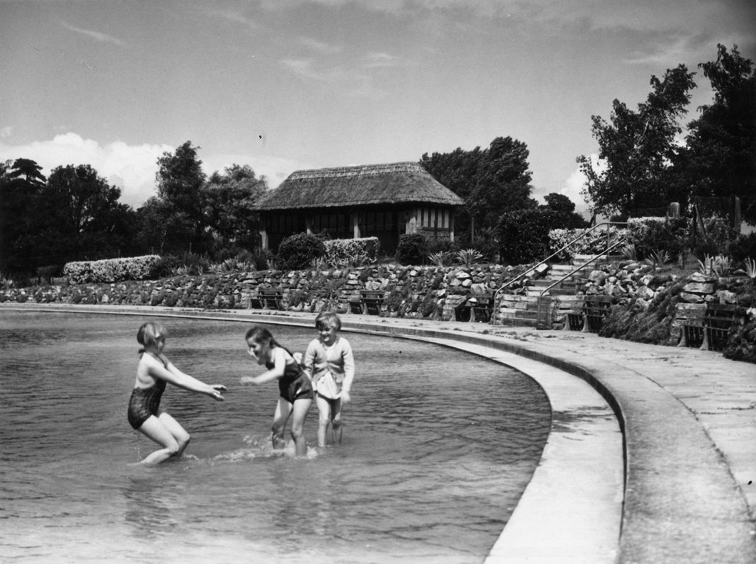 Bērni spēlējās baseinā. 1950. gadi.