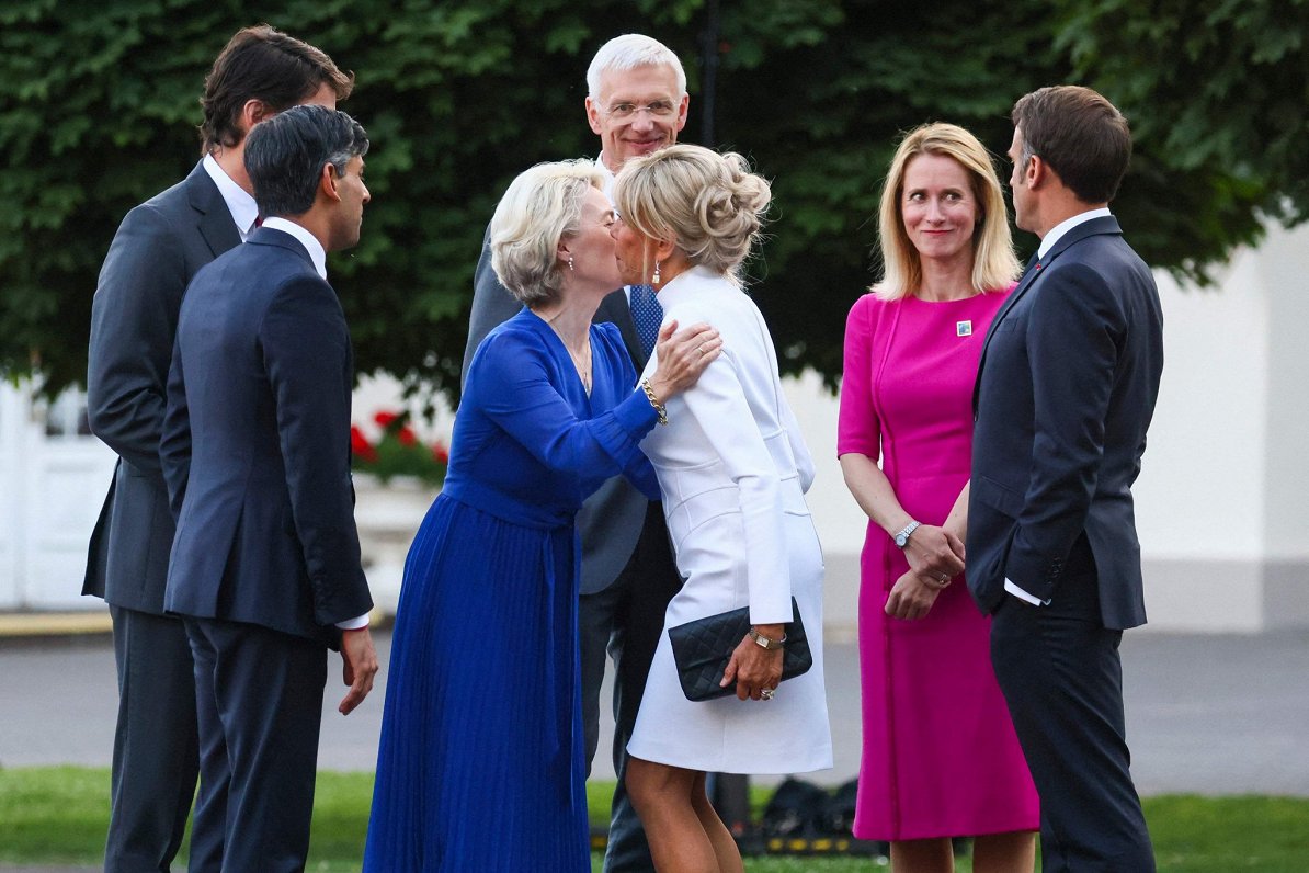 Eiropas Komisijas prezidente Urzula fon der Leiena sasveicinās ar Francijas prezidenta sievu Brižitu...