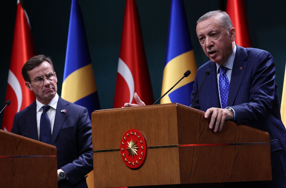 Turcijas prezidents Redžeps Tajips Erdogans (no labās) un Zviedrijas premjers Ulfs Kristersons