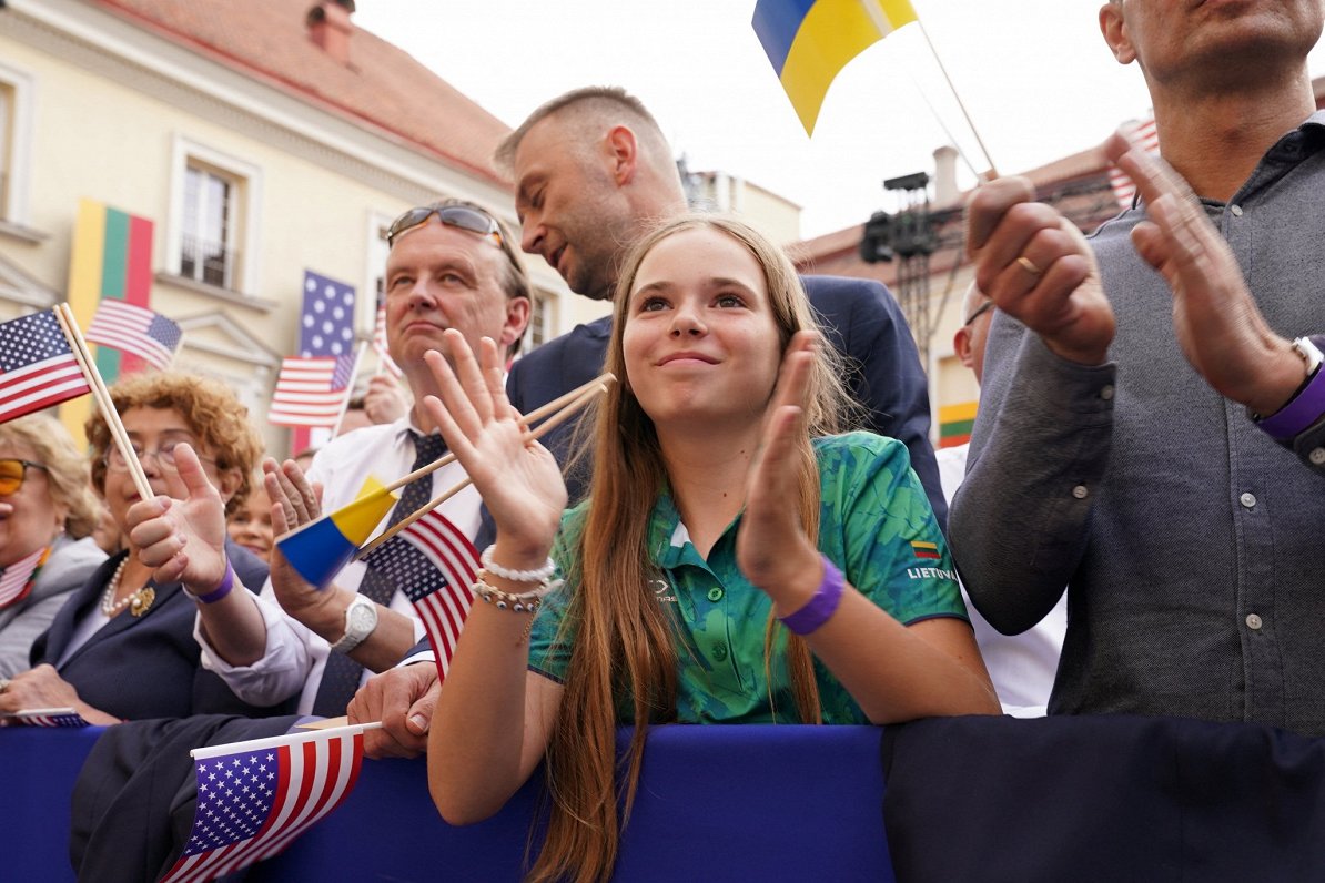 Lietuvas galvaspilsētā Viļņā iedzīvotāji pulcējušies uz ASV prezidenta Džo Baidena runu