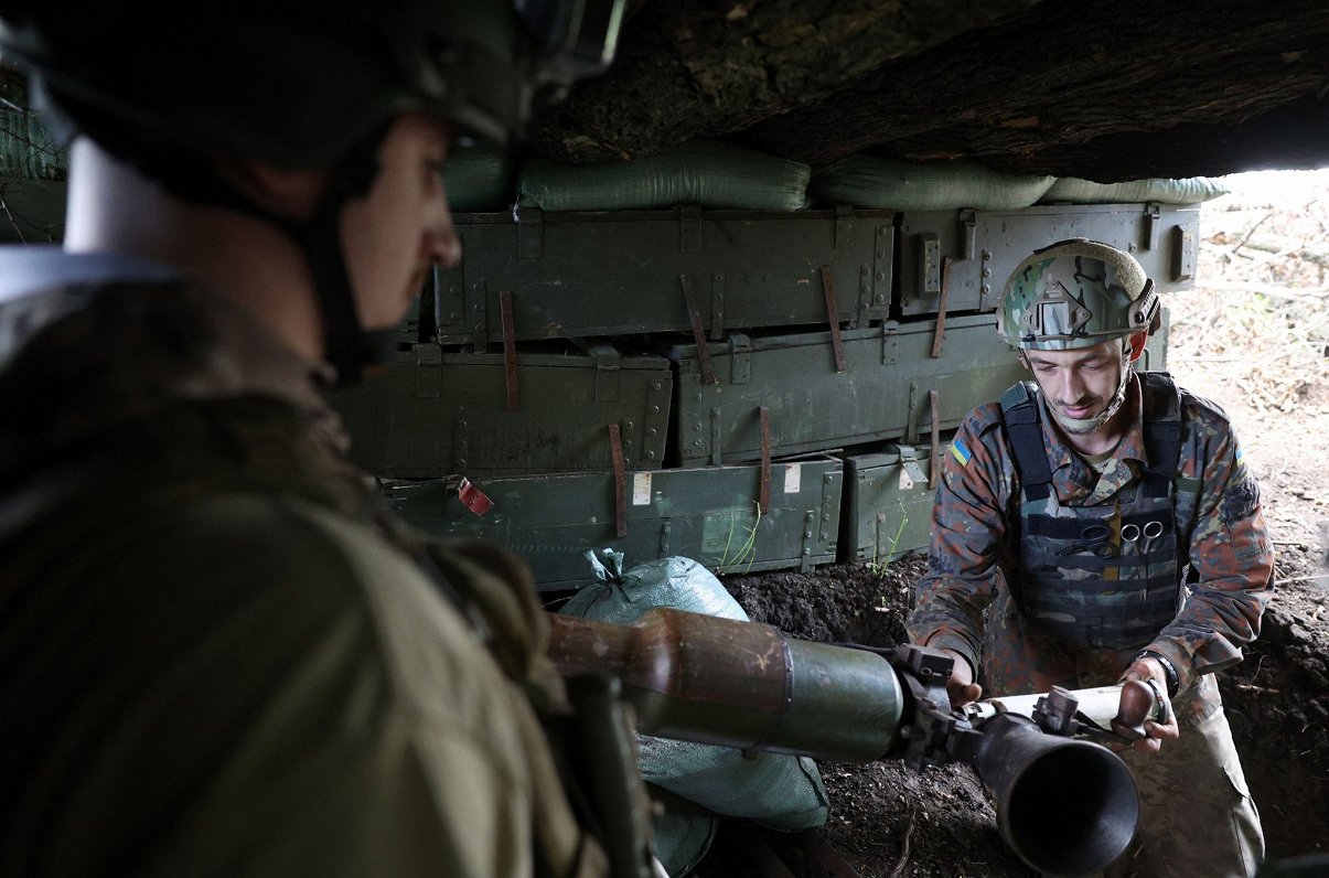 Бойцы ВСУ готовят оружие. Украина, возле Северска, Донецкая область. 12.07.2023