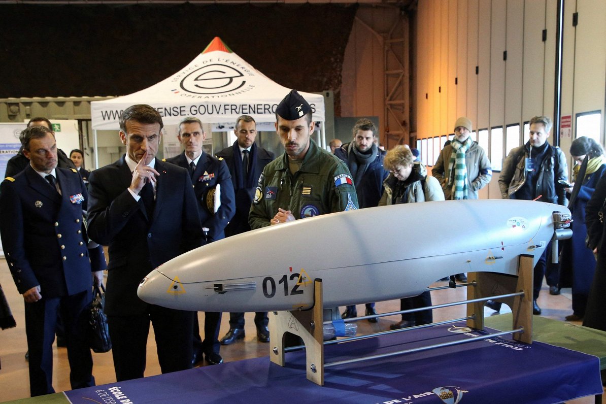 Francijas prezidents Emanuels Makrons armijas bāzē aplūko militāro dronu