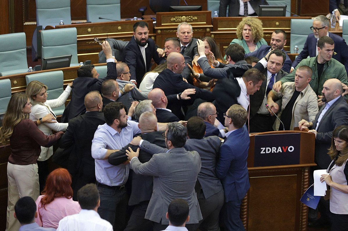 Kosovas parlamentā izcēlies kautiņš