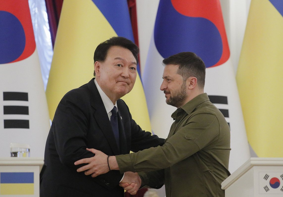 Dienvidkorejas prezidents Juns Sukjols tiekas ar Ukrainas prezidentu Volodimiru Zelenski 15.07.2023.