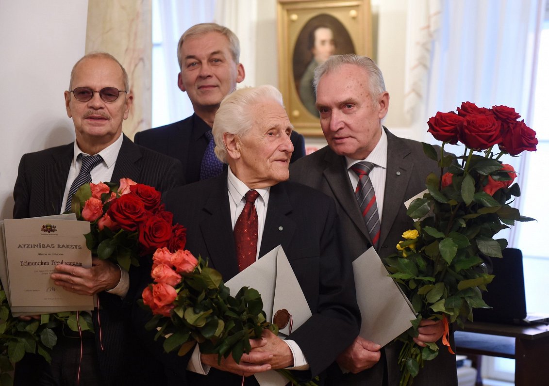 No kreisās: Edmunds Freibergs, Jānis Siliņš, Jānis Kubilis un Uldis Dumpis Kultūras ministrijas atzi...