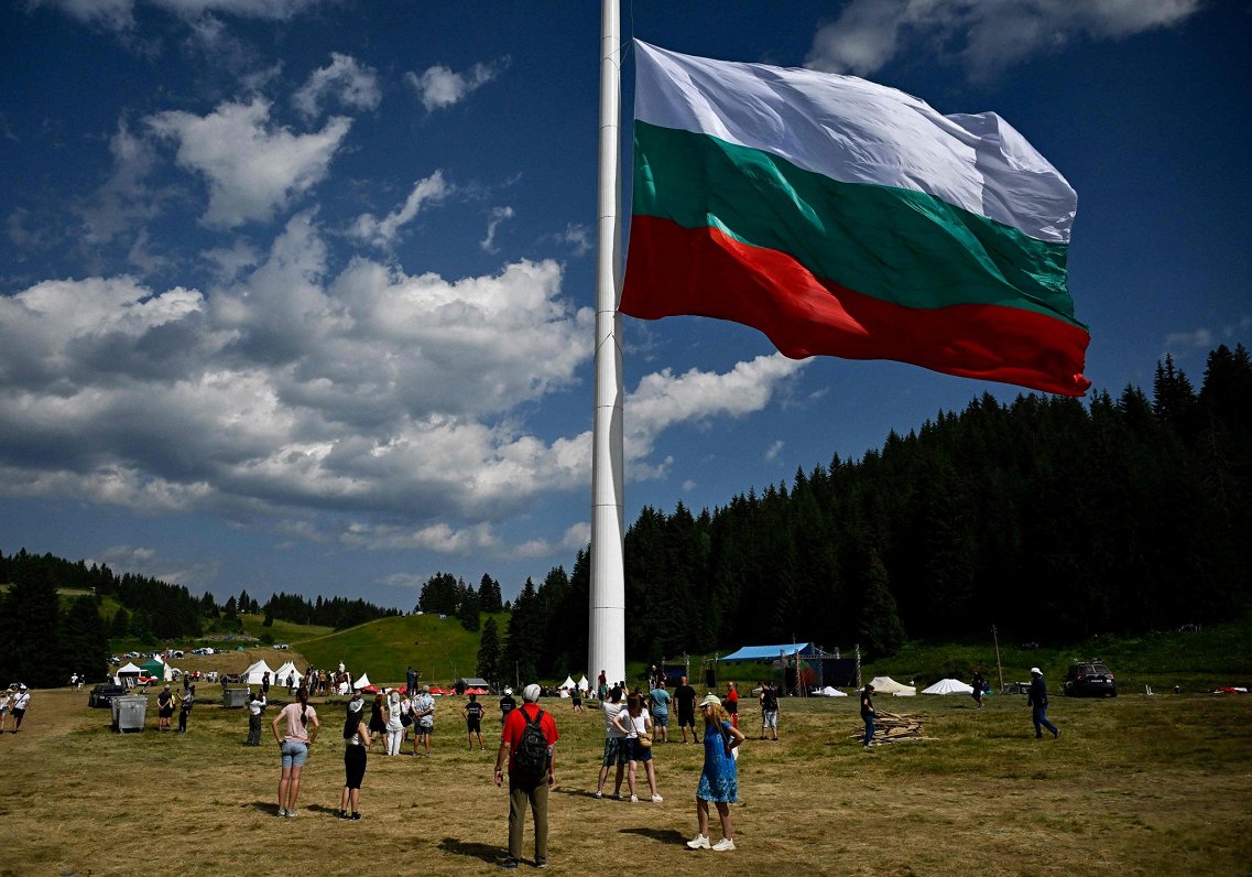 Bulgārijas dienvidos netālu no Roženas ciema uzbūvēts 111 metru augsts karoga masts, kas ir augstāka...
