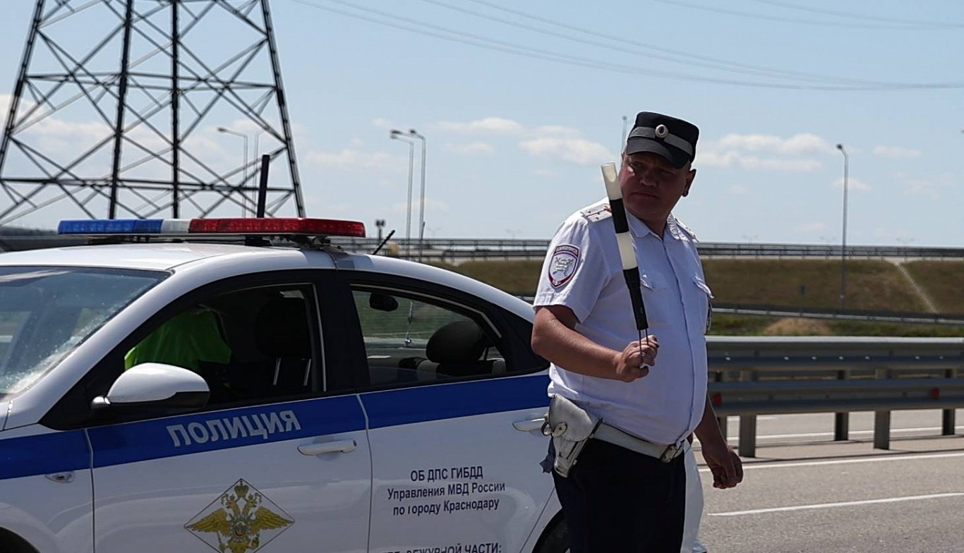 Krievijas policists regulē satiksmi pie ceļa, kas ved uz Krimas tiltu
