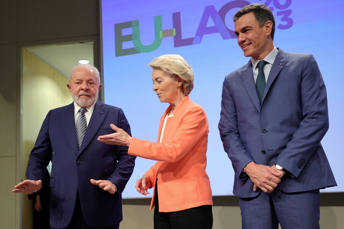 Brazīlijas prezidents Luiss Inasio Lula da Silva (no kreisās) tiekas ar Eiropas Komisijas prezidenti...