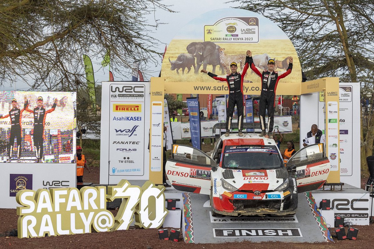 Sebastjena Ožjē ekipāža pēc uzvaras 2023. gada Kenijas WRC posmā.