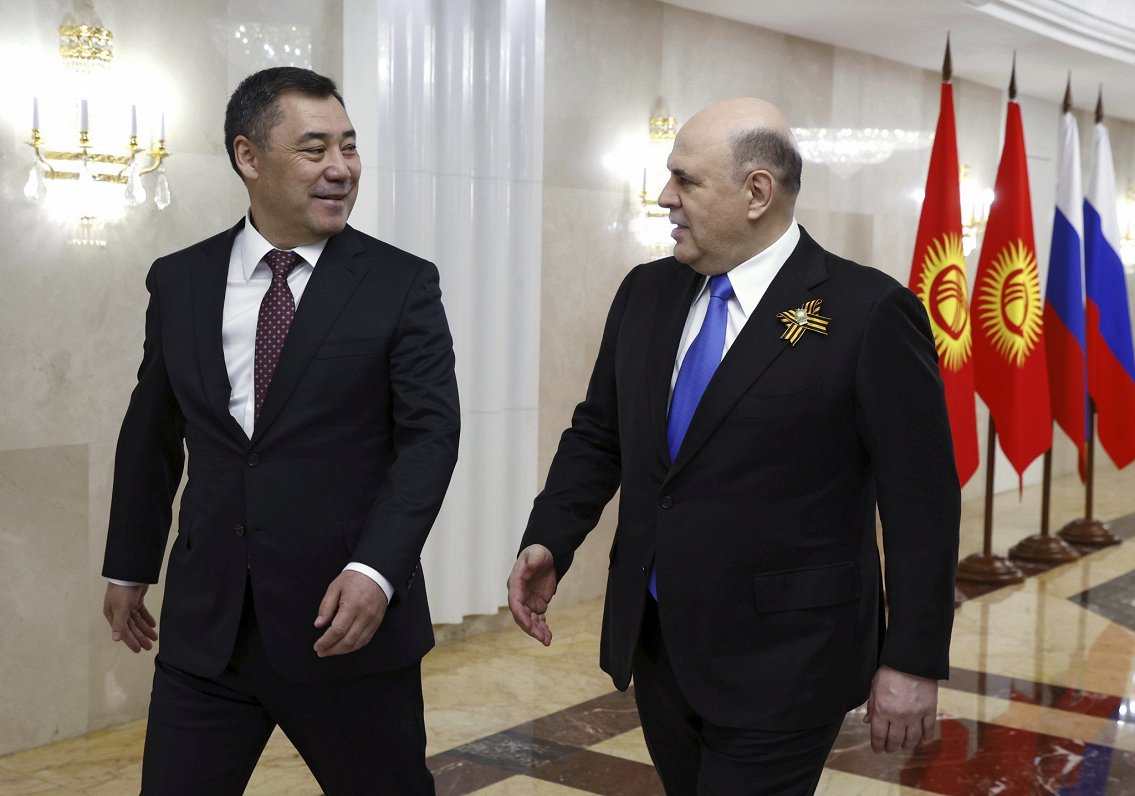 Kirgizstānas prezidents Sadirs Džaparovs un Krievijas premjers Mihails Mišustins