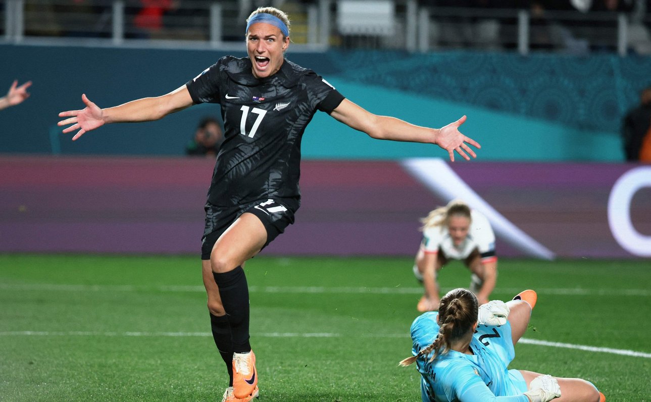 New Zealand kvinnefotballspillere startet verdensmesterskapet med den første seieren i historien.  Høydepunkter / artikler