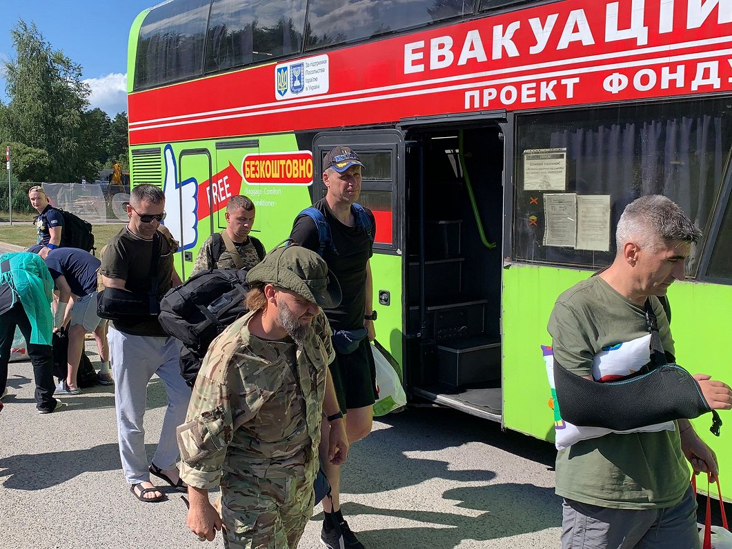 Ukrainas armijas karavīri ierodas uz ārstēšanos Latvijā
