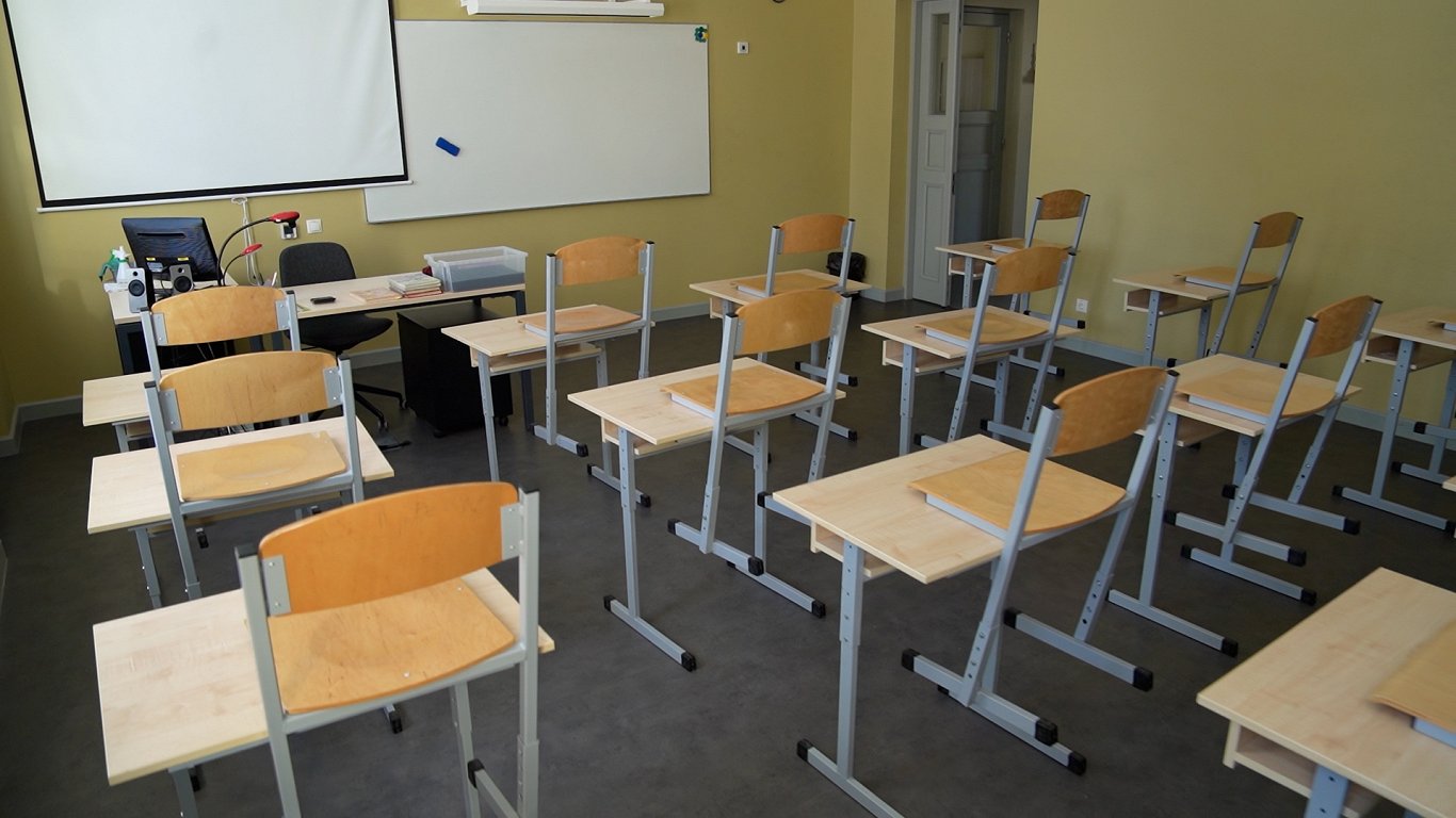 Valodas/priekšmetu prasību dēļ darbu Liepājā pamet 12 skolotāji